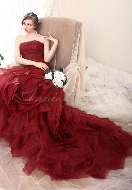 ウエディングドレスは赤が素敵！周囲に与える印象や人気状況について