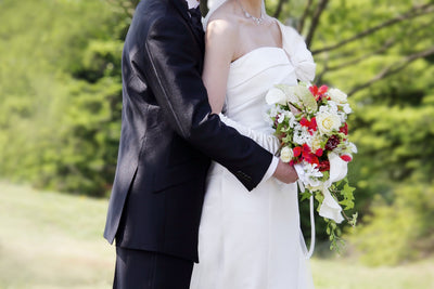 ナチュラルな結婚式でのウエディングドレスやおしゃれ装飾紹介